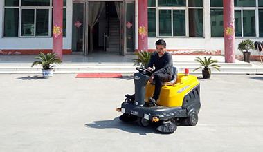 C120駕駛式掃地車(chē)服務(wù)于面粉廠(chǎng)